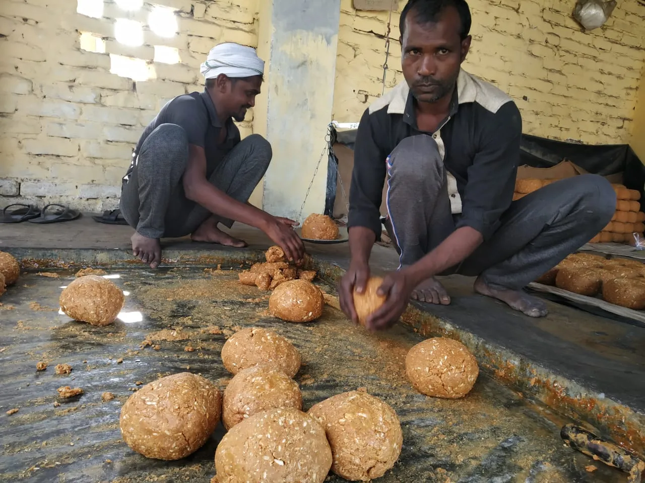 हल्द्वानी: यहाँ लगती है गुड़ खरीदने को लोगों की भीड़