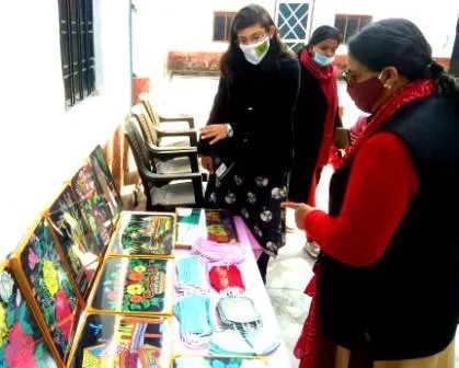 हल्द्वानी: महिला आयोग उपाध्यक्ष ने संवासिनियों द्वारा बनाए मास्क खरीदे