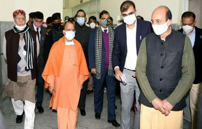 लखनऊ: कोरोना टीकाकरण का निरीक्षण कर बोले योगी- यूपी में सभी को उपलब्ध होगा टीका