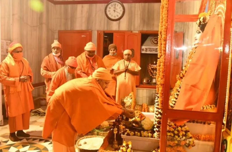 गोरखपुर: योगी ने बाबा गोरखनाथ को चढ़ाई पहली खिचड़ी, मकर संक्रांति की दीं शुभकामनाएं