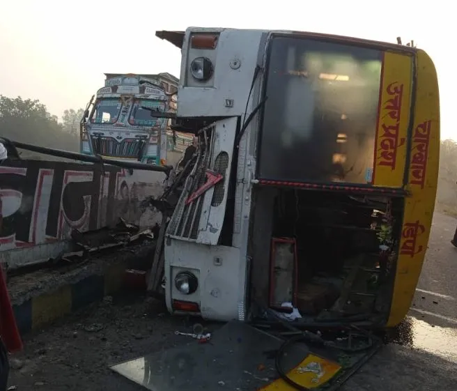 बाराबंकी: बस चलाते वक्त चालक की लग गई आंख, हादसा हुआ दर्दनाक, मची चीख-पुकार