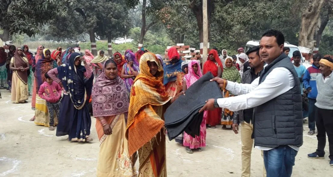अमेठी: समाजसेवी ने 600 जरूरतमंद परिवारों को बांटे कंबल