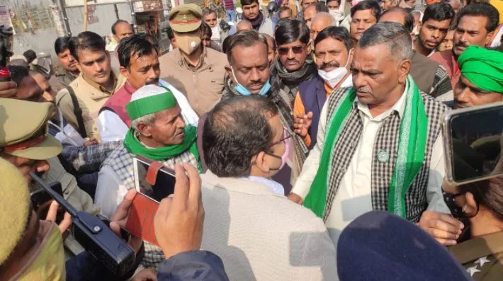 बाराबंकी: भाकियू के ऐलान पर पुलिस प्रशासन रहा अलर्ट, कृषि कानूनों की प्रतियां जलाने से रोका