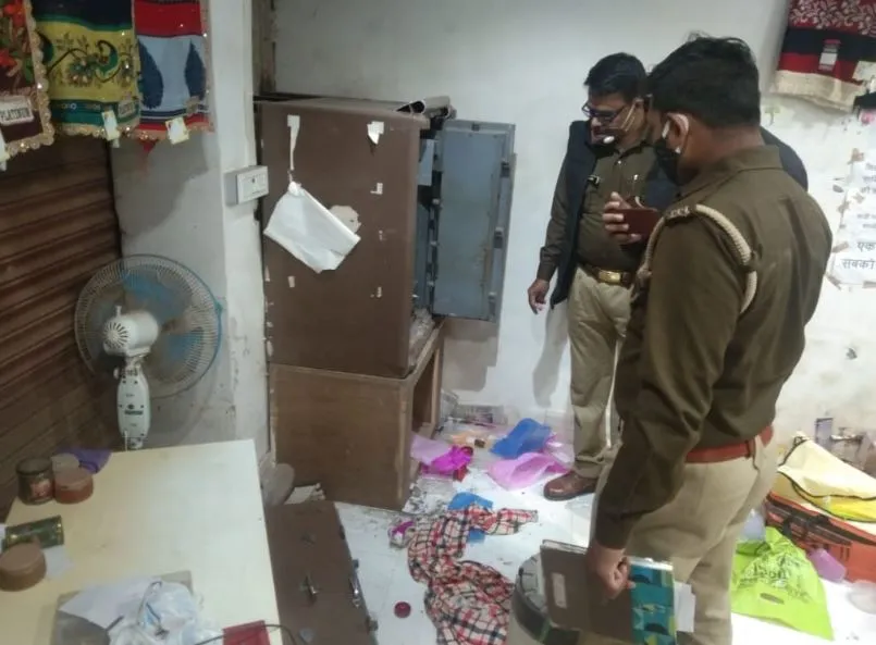 फतेहपुर: ज्वैलर्स की दुकान पर चोरों ने किया हाथ साफ, सोने-चांदी के साथ ले गए सीसीटीवी कैमरे का डीवीआर
