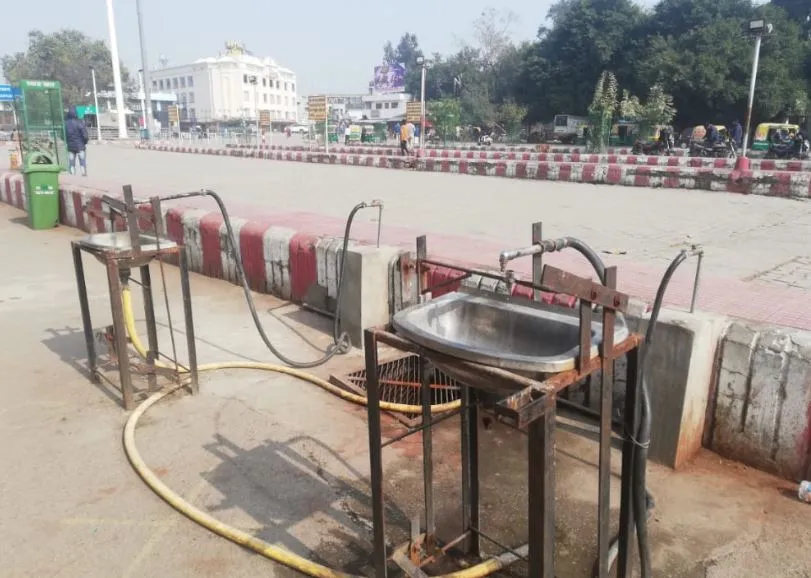 बरेली: कोरोना से बचाव के पहले नियम बनाए, अब हवा में उड़ाए