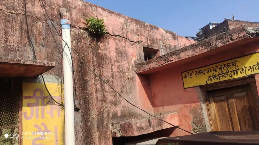 मुरादनगर हादसे से नहीं ले रहे सबक, बरेली जिला अस्पताल के जर्जर भवन दे रहे हादसों को दावत