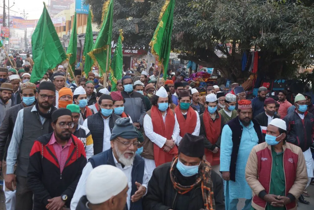 बरेली: लहरा उठा परचमे नियाजिया, शुरू हुआ उर्स