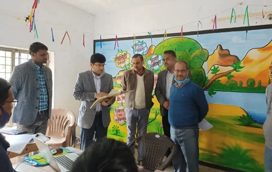 लखनऊ: सहायक शिक्षा निदेशक ने किया विद्यालयों का निरीक्षण