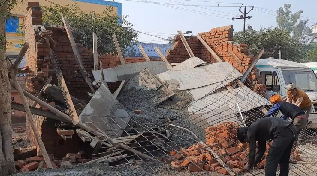 शाहाबाद: छत पड़ने से पहले ही भरभराकर गिरा प्रतीक्षालय, आक्रोशित नागरिकों ने की जांच की मांग