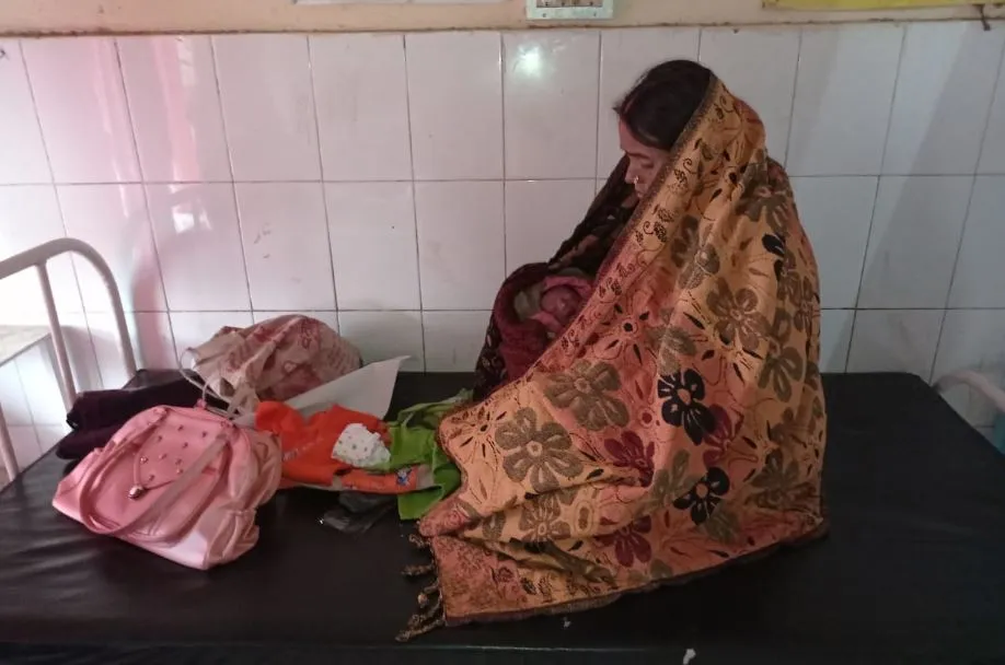 मिर्जापुर: ठंड में परेशान रही प्रसूता, नहीं मिला कंबल, होगी कार्रवाई