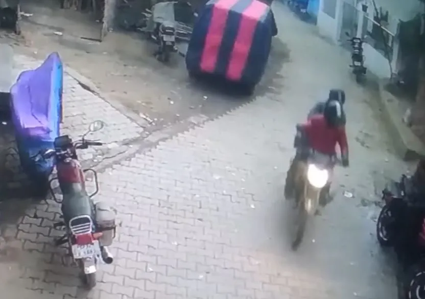 बाराबंकी: सर्राफा व्यवसायी से बाइक सवार बदमाश बैग छीनकर हुए फरार, सीसीटीवी में कैद हुए लुटेरे