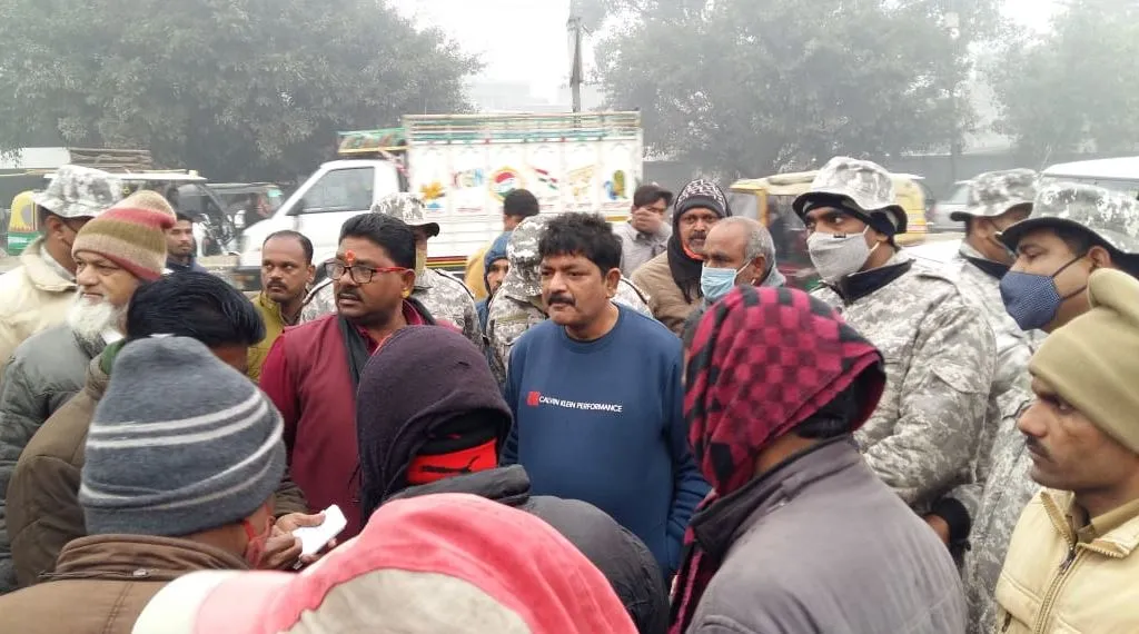 बरेली: नगर निगम ने हटाया रविवार बाजार, दुकानदारों ने फिर लीं दुकानें