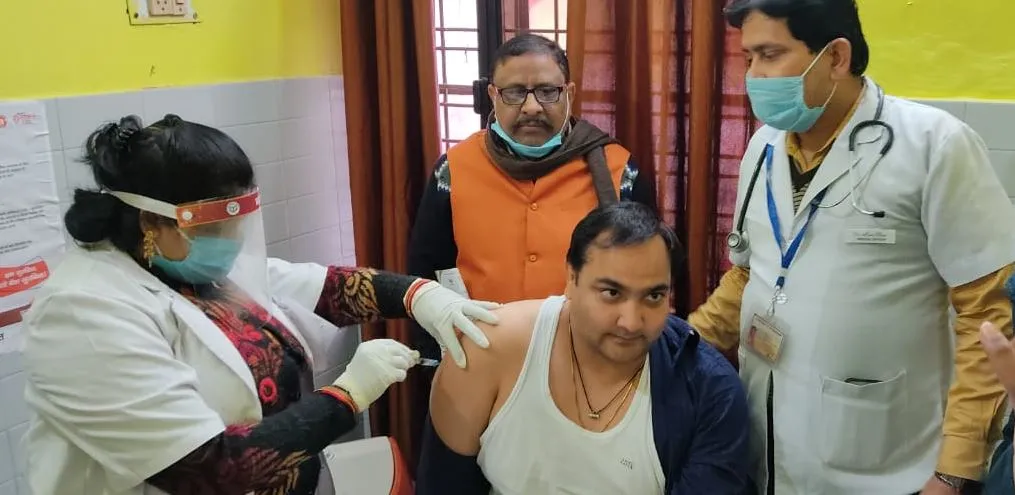 बाराबंकी: कोरोना से जंग जारी, 300 स्वास्थ्य कर्मचारियों को लगाया गया टीका