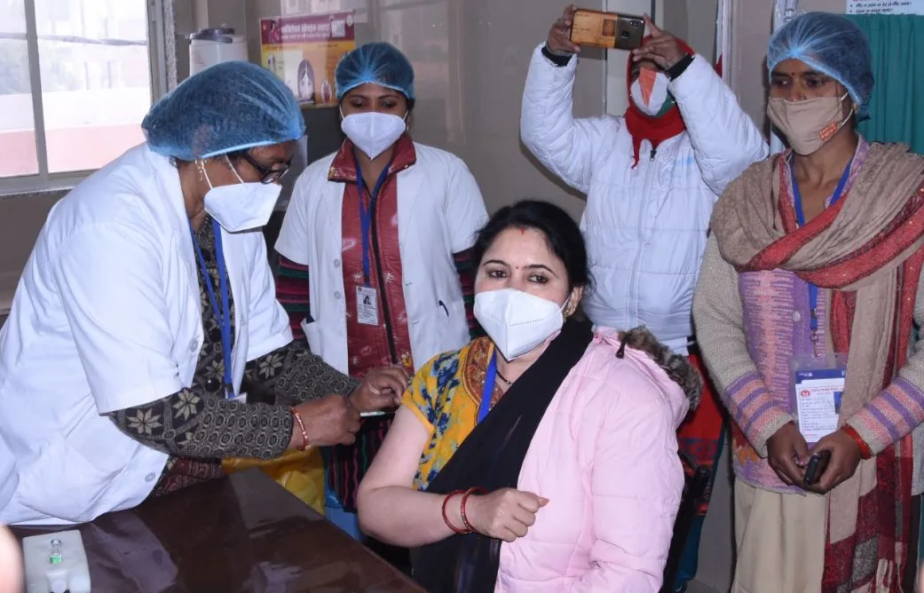 लखनऊ: प्रदेशभर में स्वास्थ्यकर्मियों को लगाई गई कोरोना वैक्सीन