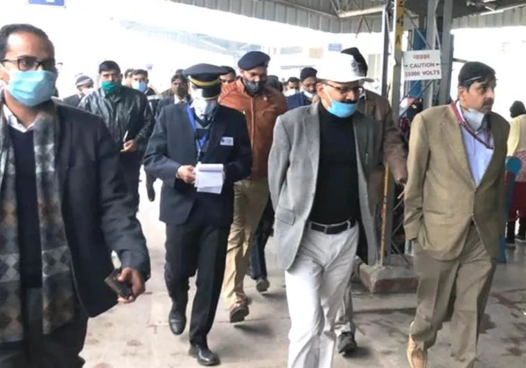 लखनऊ: मंडल रेल प्रबंधक ने किया लखनऊ-सुल्तानपुर-वाराणसी रेलखंड का निरीक्षण