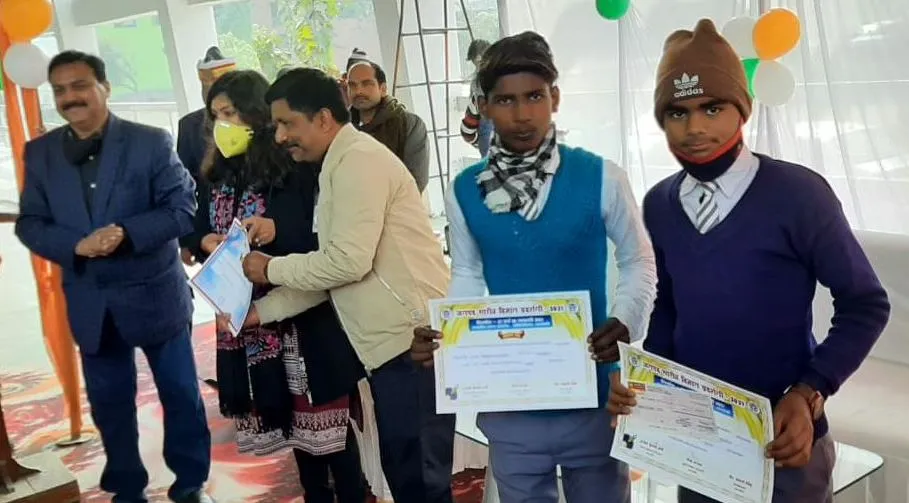 बाराबंकी: विज्ञान प्रदर्शनी में सीडीओ ने पुरस्कार वितरित कर विद्यार्थियों का बढ़ाया हौसला