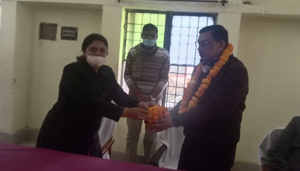 अमेठी: नये एसडीएम का पुष्प गुच्छ देकर किया स्वागत
