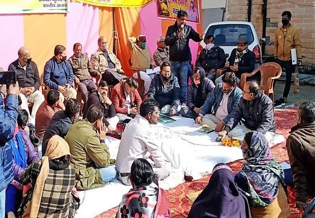 मुरादाबाद: एमडीए कार्यालय पर कर्मचारी संगठन धरने पर बैठे
