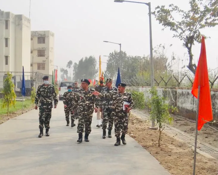 सितारगंज: क्षेत्रीय दौरे पर आए महानिरीक्षक ने किया एसएसबी कैंप का निरीक्षण।