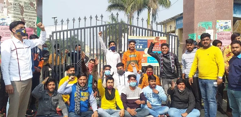रुद्रपुर: एडमिशन में हो रही धांधली, गुस्साए छात्रों ने कॉलेज में की तालाबंदी