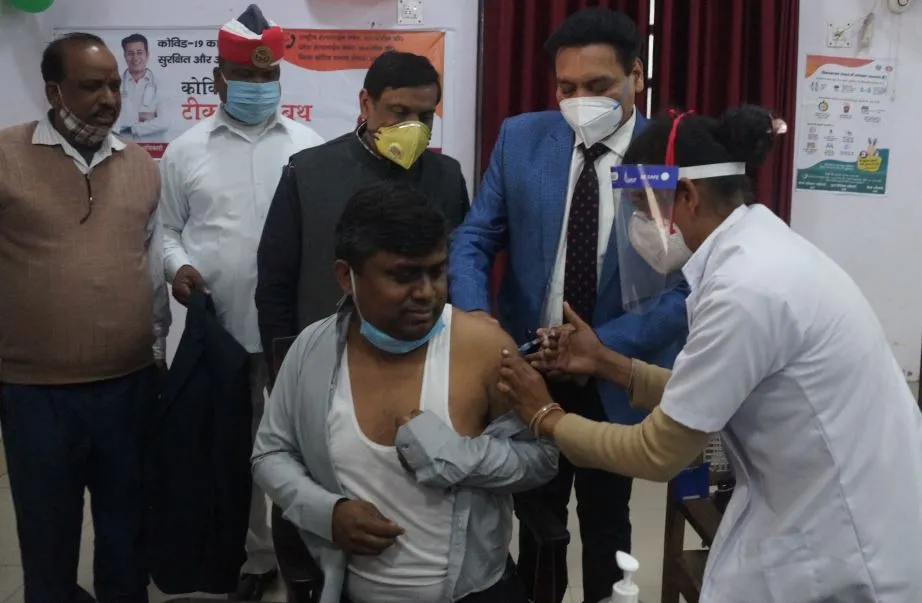 बरेली: मंडलायुक्त, डीएम सहित अधिकारियों ने लगवाई कोरोना वैक्सीन