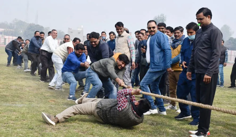 बरेली: खेल के मैदान में कर्मचारियों और शिक्षकों के बीच उठा-पटक