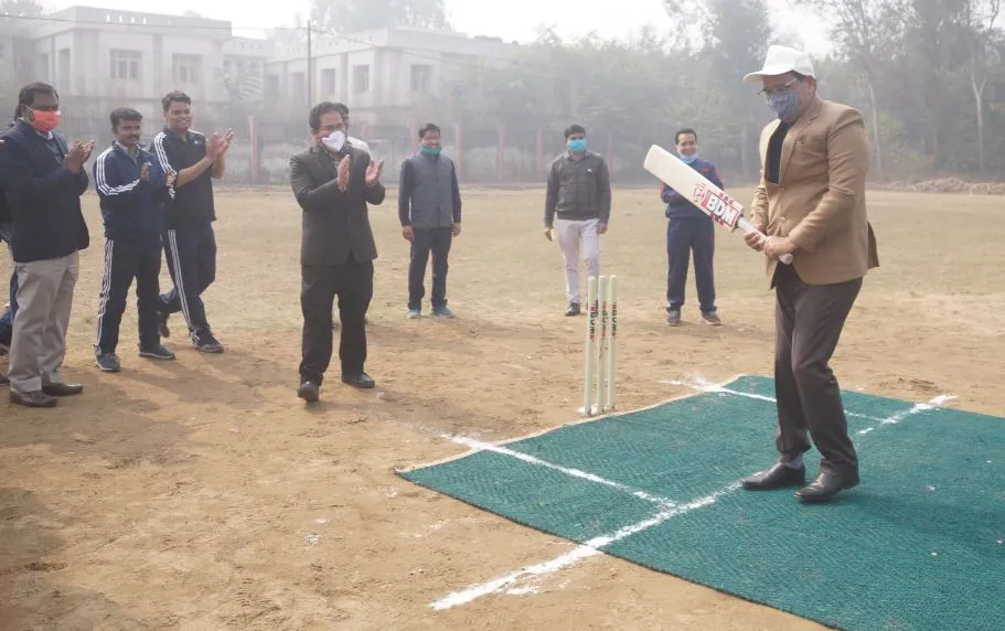 बरेली: कुलपति ने उठाया बल्ला, विश्वविद्यालय की पिच पर शिक्षक बोल्ड