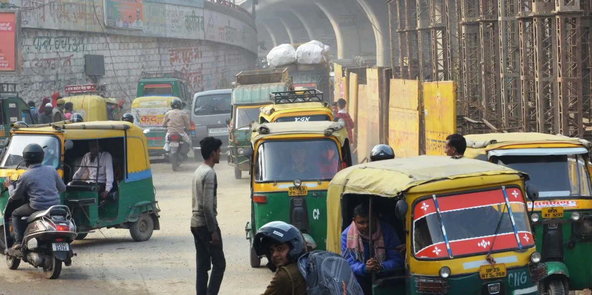 बरेली: बोर्ड तो लगे पर वाहन 50 मीटर के अंदर ही हो रहे खड़े