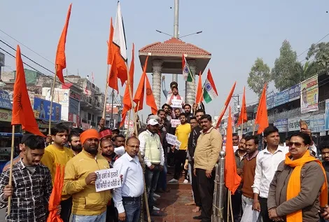 बाजपुर: सड़कों पर उतरे विहिप और बजरंग दल के कार्यकर्ता