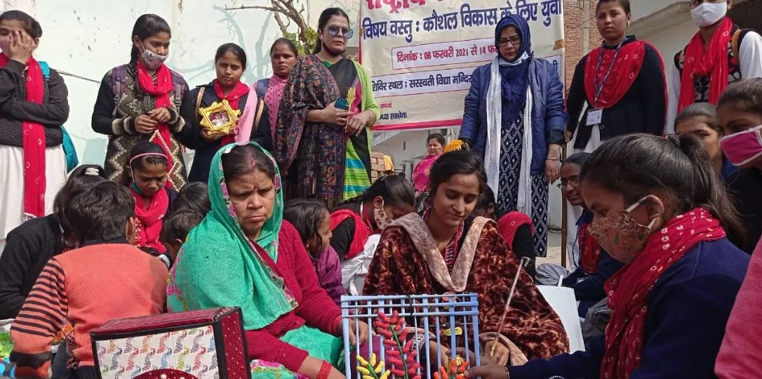 बरेली: हर हाथ में होगा हुनर तो बदलेगी समाज की सूरत, पुराने चम्मच व शादी के कार्ड से बनाए फूलदान
