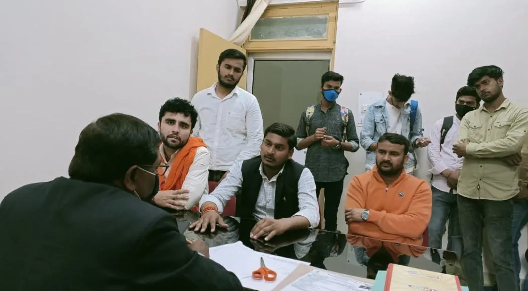 बरेली: आईकार्ड मांगने पर प्रॉक्टर से भिड़ा छात्र, हंगामा