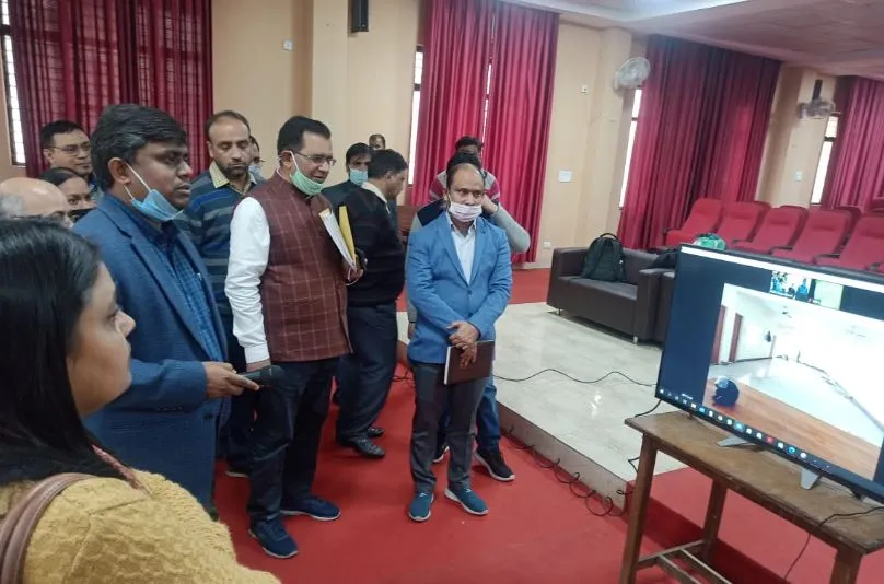 बरेली: विश्वविद्यालय में मंडलायुक्त ने स्मार्ट क्लास का किया निरीक्षण