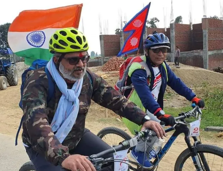 बरेली: साइकिल ने घोली नेपाल और भारत के बीच मिठास, दोनों देशों के झंडे लहराए एक साथ