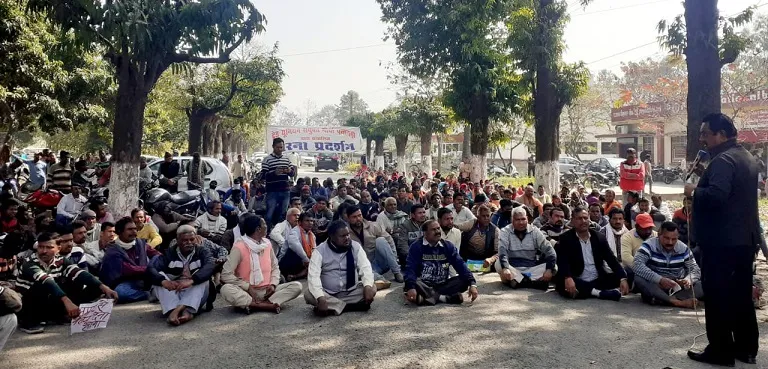 पंतनगर: तीन माह से नहीं मिला वेतन, धरने पर बैठे सैकड़ों मजदूर