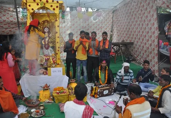 रामपुर में धूमधाम से मनाई बसंत पंचमी, स्कूलों में सांस्कृतिक कार्यक्रम, मंदिरों में हुई पूजा-अर्चना