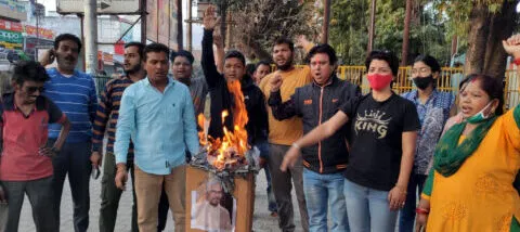 हल्द्वानी: कांग्रेस कार्यकर्ताओं की गिरफ्तारी के विरोध में उग्र प्रदर्शन, सीएम का पुतला फूंका