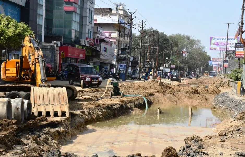 बरेली: कहीं टूटी पाइप लाइन तो कहीं पत्थर डालकर बराबर की सड़क