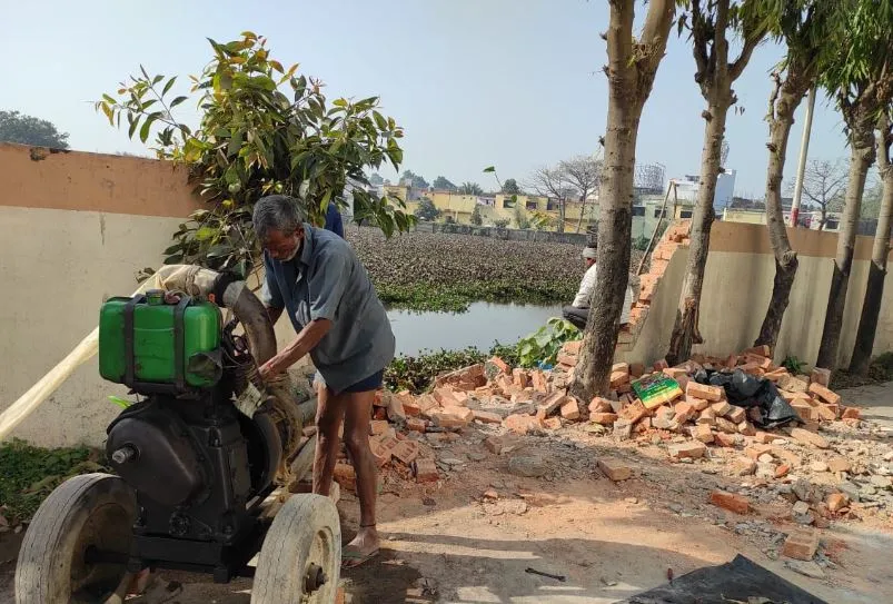 बरेली: नाले का निर्माण कराए बिना बाहर निकाला जा रहा तालाब का पानी