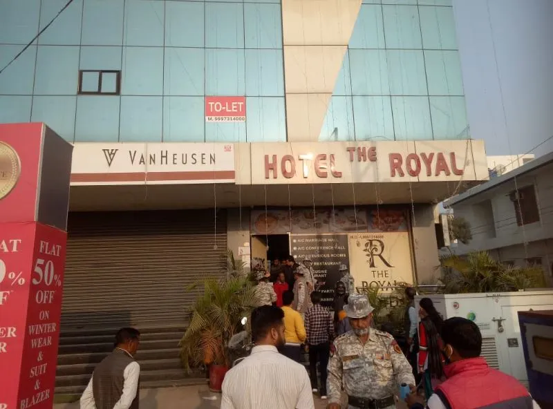 बरेली: टैक्स न देने पर होटल रॉयल व आकाश टावर सील