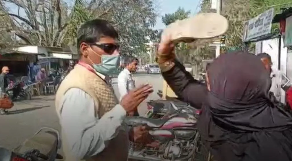 बरेली: एसएसपी के नाम पर रुपये मांगने वाले कथित पत्रकारों को महिला ने चप्पलों से पीटा