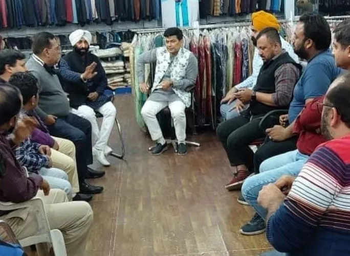 बरेली: मेयर के सामने पार्किंग से शुल्क वसूली का जताया विरोध