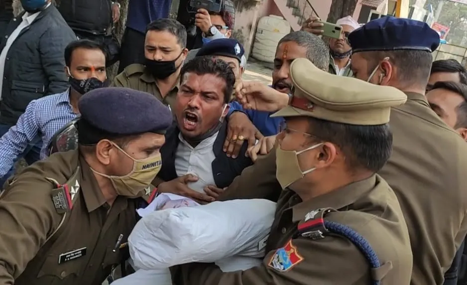 हल्द्वानी: कांग्रेसियों ने सीएम का पुतला फूंकना चाहा तो पुलिस ने की यह कार्रवाई   