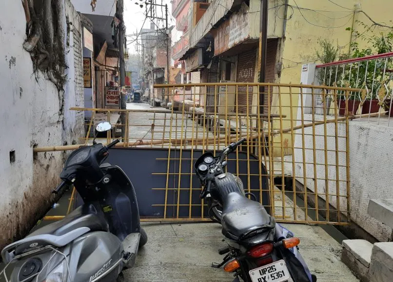 बरेली: एक ओर रास्ता बंद, दूसरी तरफ बना रही सड़क, बीच में फंसा स्कूल