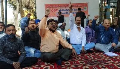 हल्द्वानी: धरने पर बैठे व्यापारियों ने कहा… नहीं हुआ ऐसा तो करेंगें भारत बंद