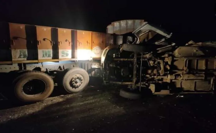 आंध्र प्रदेश में भीषण सड़क हादसा, मिनी बस और ट्रक की टक्कर में 14 लोगों की मौत