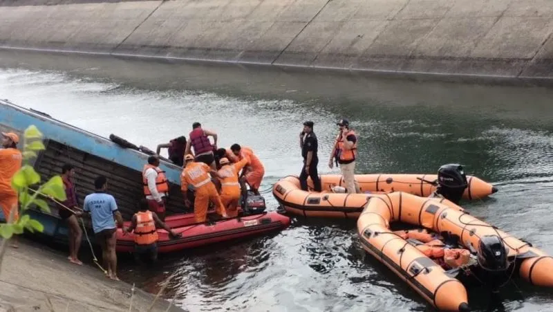 मध्य प्रदेश बस हादसा: चार अधिकारी निलंबित, सर्च अभियान में सेना भी होगी शामिल