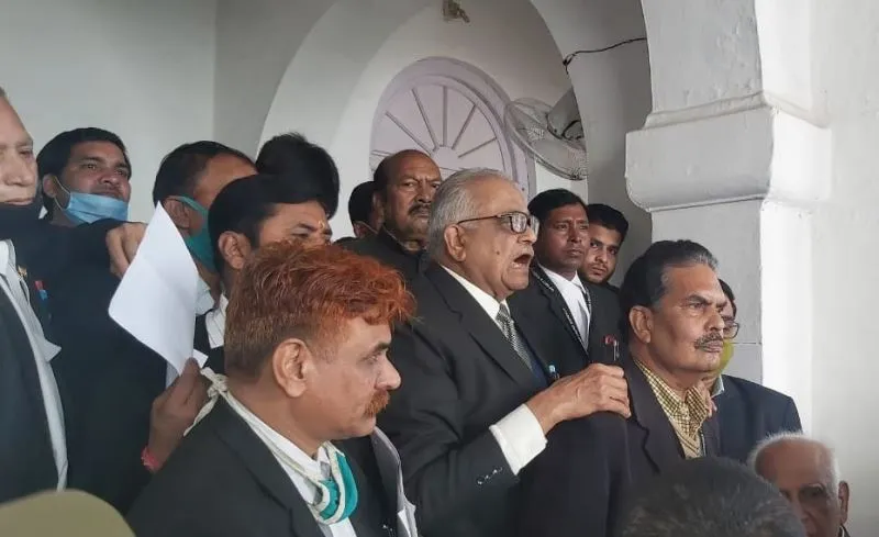 बरेली: पुलिस-प्रशासन के खिलाफ अधिवक्ताओं ने किया प्रदर्शन, सौंपा ज्ञापन