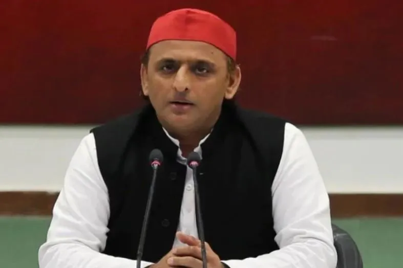 लोकतंत्र को कमजोर कर रही भाजपा: अखिलेश