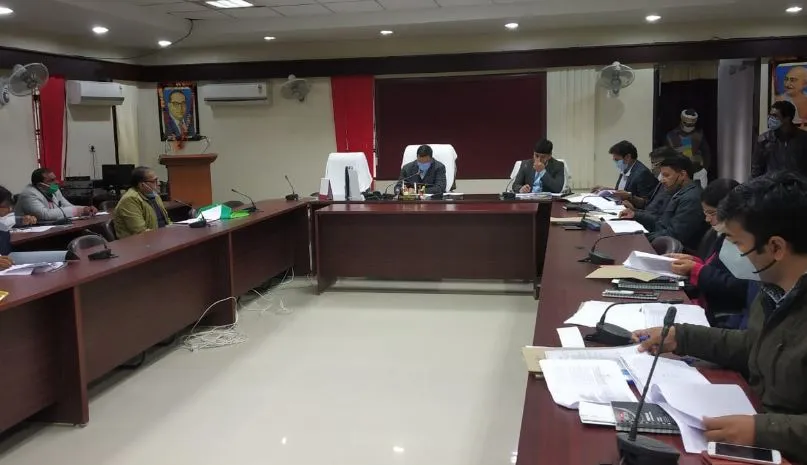 अमेठी: राजस्व कार्यों की समीक्षा कर जिलाधिकारी ने अधिकारियों को दिए कार्य में तेजी लाने के निर्देश