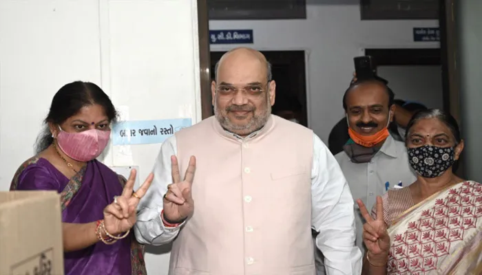गुजरात की छह महानगरपालिकाओं में वोटिंग जारी, अमित शाह ने सपरिवार किया मतदान